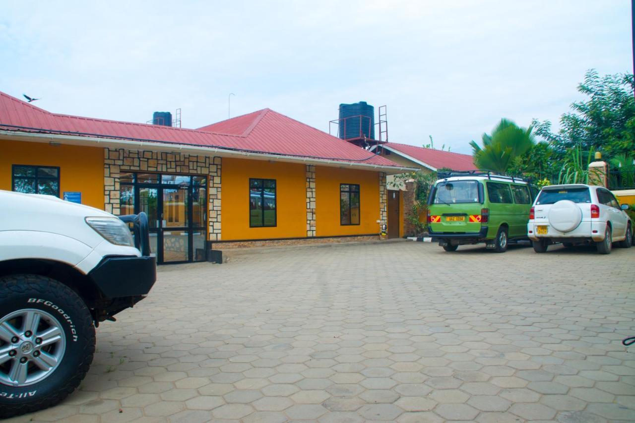 Sandton Hotel Kasese Exterior photo